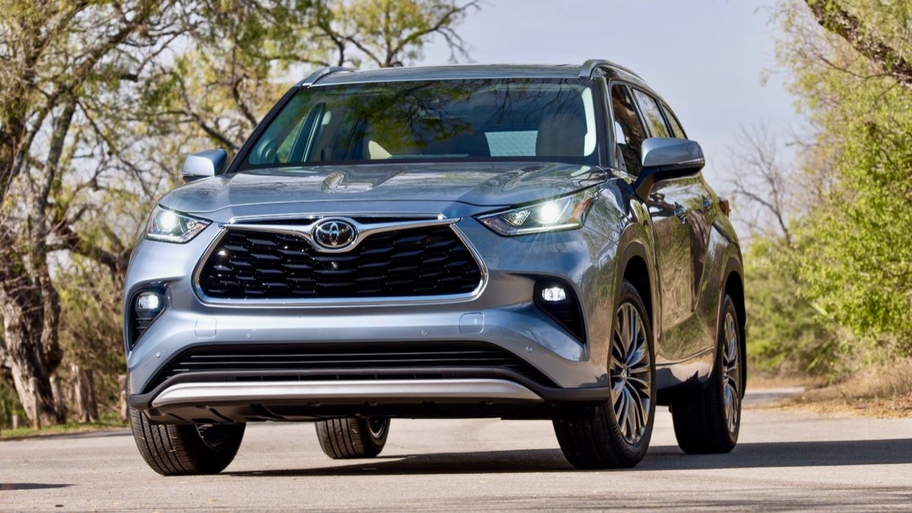 New Toyota Kluger Hybrid locked in, not here until 2021 | Chasing Cars