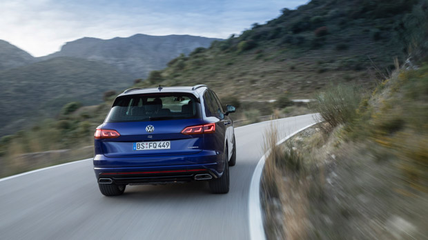 Volkswagen Touareg R 2022 lapiz blue rear