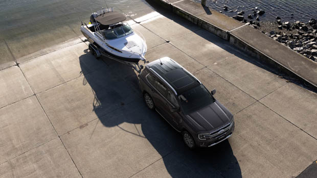 Ford Everest Platinum 2023 towing boat