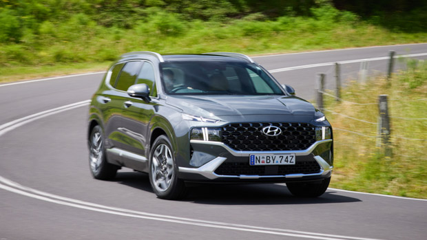 Hyundai Santa Fe Hybrid Highlander 2023 entrance corner