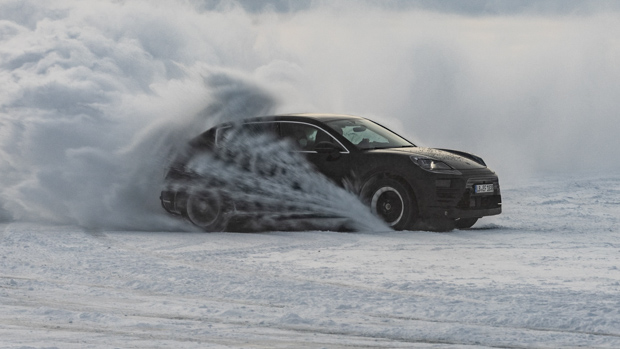 Porsche Macan EV 2024 drifting