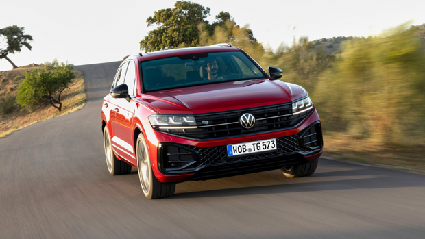 Volkswagen Touareg R-Line 2024 front utilizing