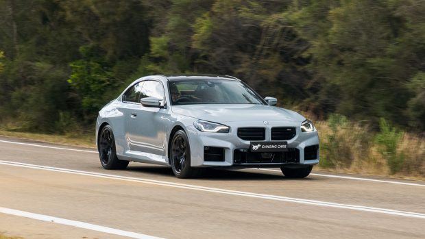 BMW M2 2023 utilizing front 3/4 2