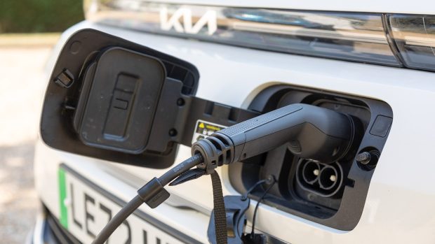 Kia Soul EV LR 2023 charging 2