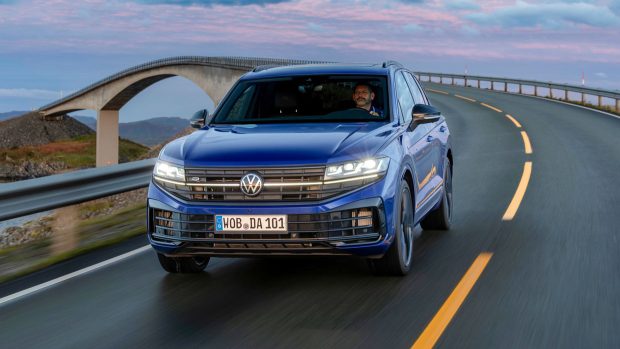 Volkswagen Touareg R eHybrid 2024 - entrance 3/4