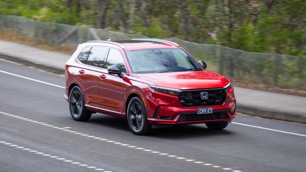 Honda CR-V e-HEV RS 2023 driving entrance 2