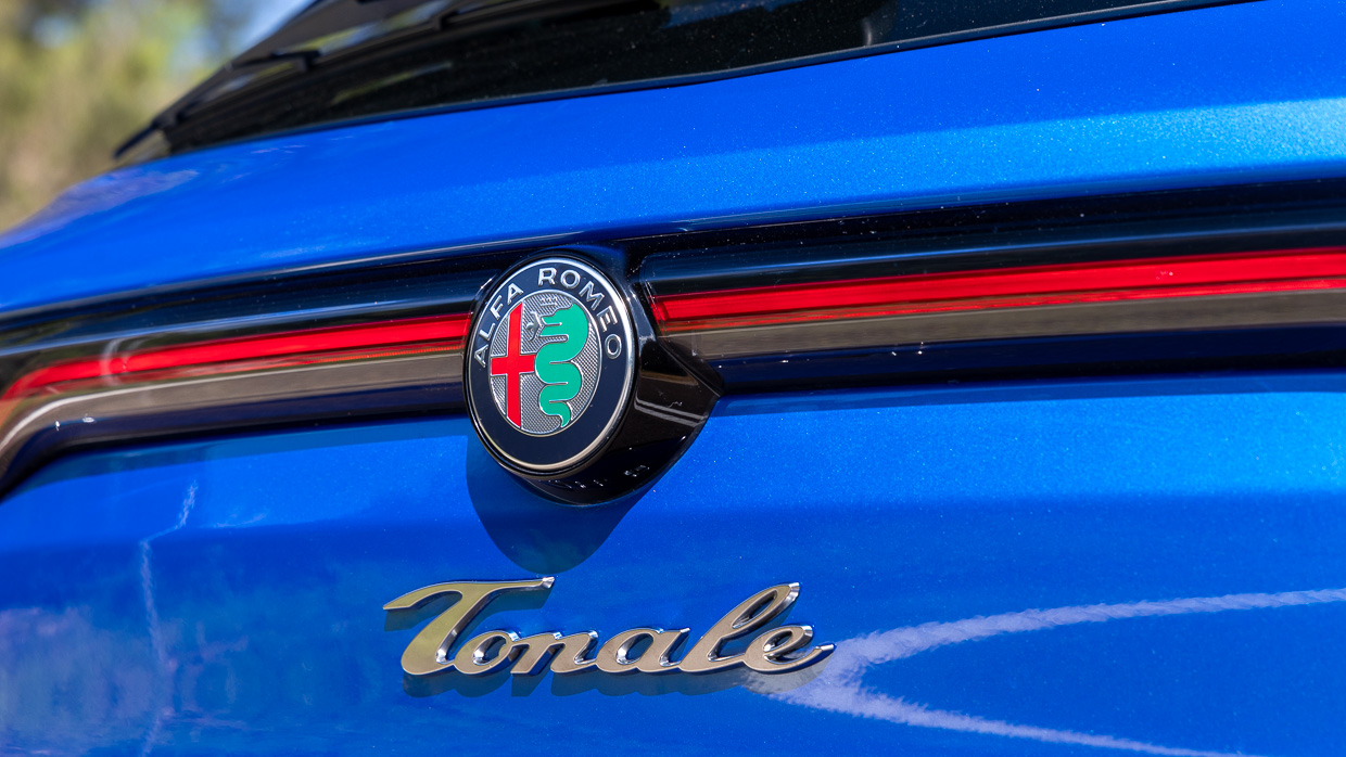 Alfa Romeo Tonale Veloce Plug-In Hybrid Q4 2024 review - Chasing Cars