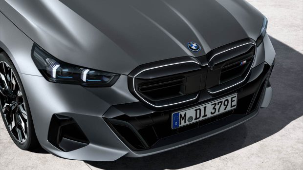 2024 BMW i5 Touring M60 xDrive entrance raze detailing