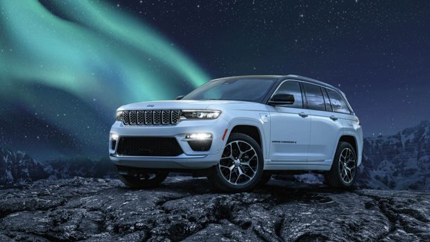 2023 Jeep Colossal Cherokee 4xe entrance 3/4 static shot