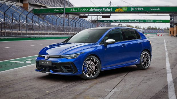 2025 Volkswagen Golf R front 3/4 blue static