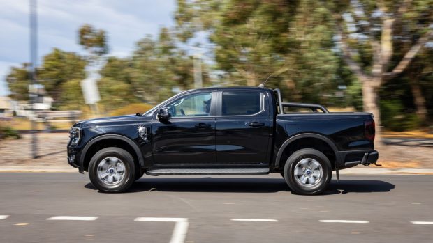 Ford Ranger XLT V6 2024 utilizing aspect