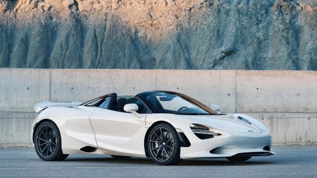 2024 McLaren 750S Spider white entrance 3/4 static