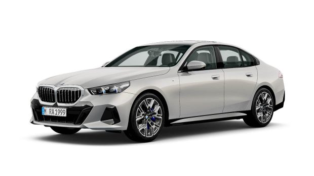 2024 BMW 540d xDrive Sedan studio shot