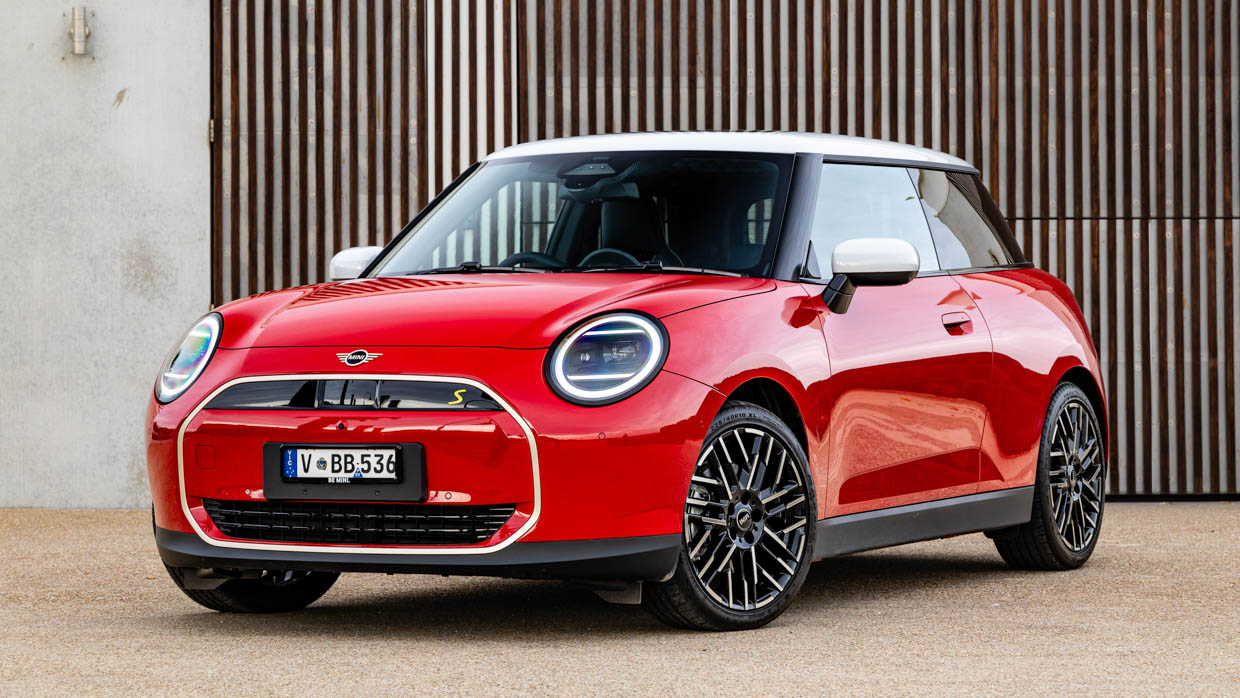 Mini Cooper SE 2024 review - Chasing Cars