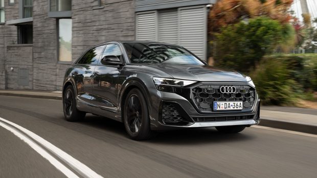 Audi Q8 60 TFSI e 2025 driving 2